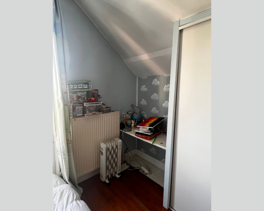 « Près de Chambéry, une lecture du lieu dans une chambre d'adolescent : observer les habitudes, comprendre les besoins de rangement et de concentration avant d'envisager un aménagement évolutif et adapté au quotidien. »